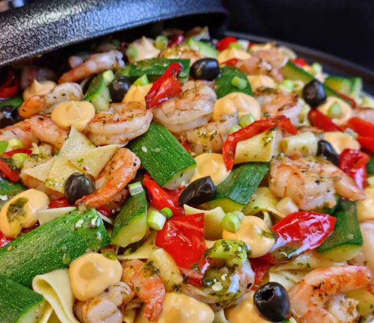 Afbeelding van Maaltijdpan - Pasta met gamba inclusief salades, brood en smeersel