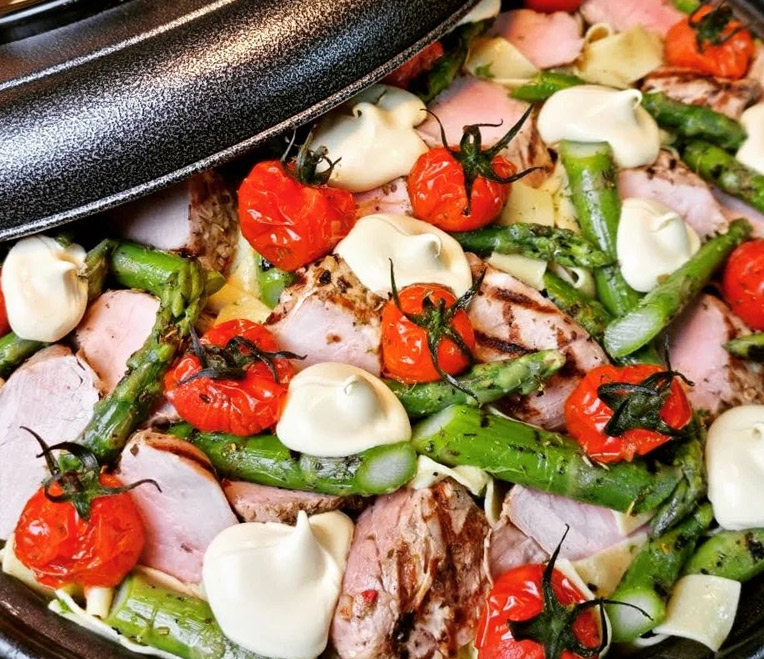 Afbeelding van Maaltijdpan - Pasta  met gegrilde varkenshaas inclusief salades, brood en smeersel