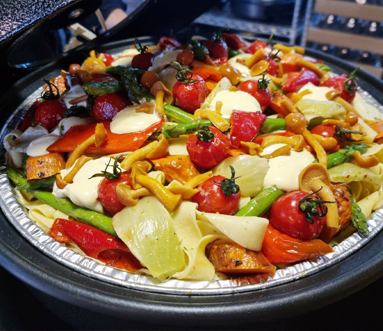 Afbeelding van Maaltijdpan - Pasta met gegrilde groenten (vega) salades, brood en smeersel